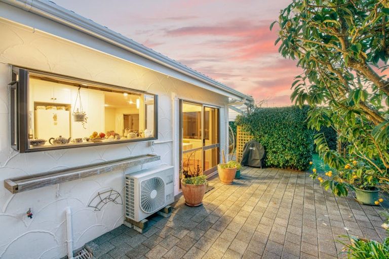 Photo of property in 5 Edgewater Grove, Orewa, 0931