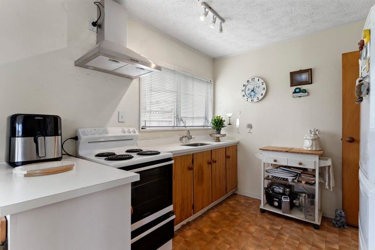 Photo of property in 6 Tetrarch Place, Totara Vale, Auckland, 0629