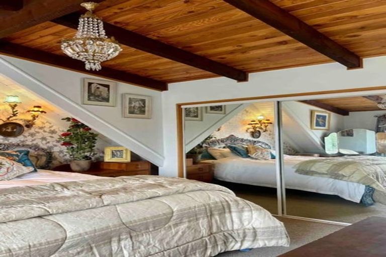 Photo of property in 556 Scenic Drive, Waiatarua, Auckland, 0612