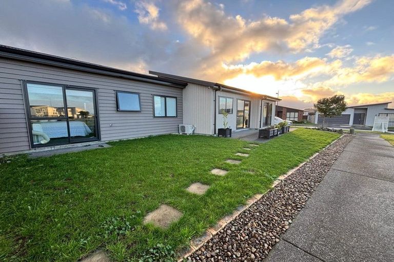 Photo of property in 5 Poutawa Lane, Clarks Beach, 2122