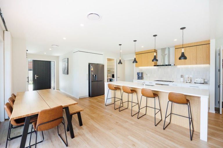 Photo of property in 27 Coutts Way, Fitzherbert, Palmerston North, 4410