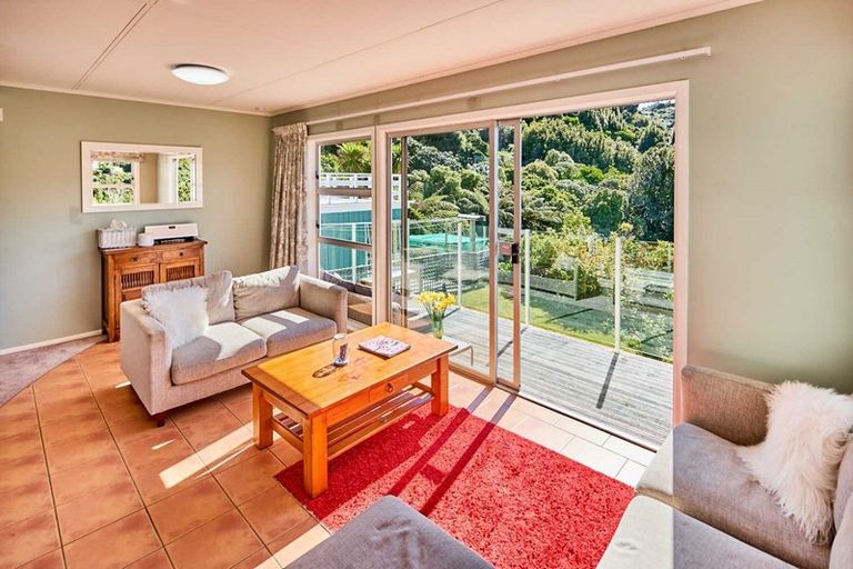 Photo of property in 5 Panorama Grove, Harbour View, Lower Hutt, 5010