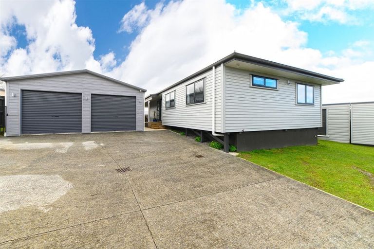 Photo of property in 5 Foyle Place, Glendene, Auckland, 0602