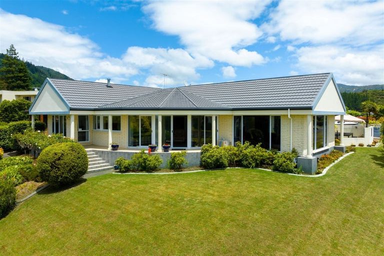 Photo of property in 8 Ranui Street, Waikawa, Picton, 7220