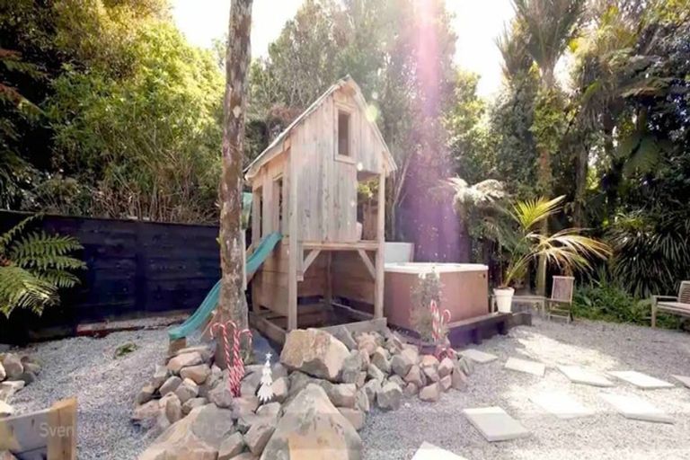 Photo of property in 556 Scenic Drive, Waiatarua, Auckland, 0612