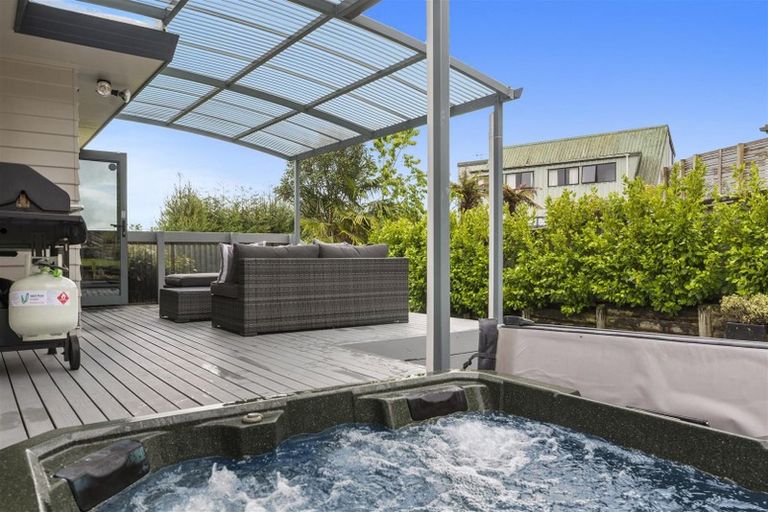 Photo of property in 24 Capricorn Place, Kawaha Point, Rotorua, 3010