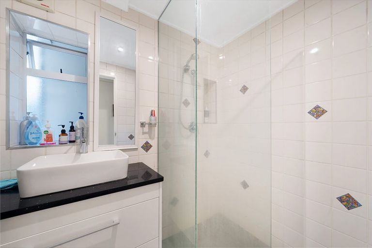 Photo of property in 1 Riesling Place, Henderson, Auckland, 0612