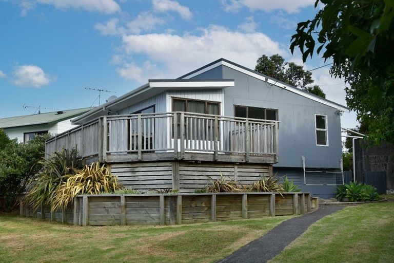 Photo of property in 1 Surf Road, Stanmore Bay, Whangaparaoa, 0932