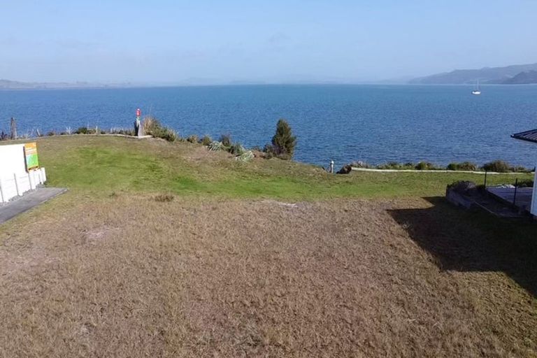 Photo of property in 42 Karoro Road, One Tree Point, 0118