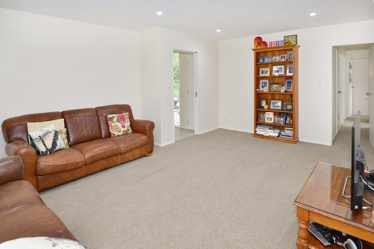 Photo of property in 2/73 Athena Drive, Totara Vale, Auckland, 0629