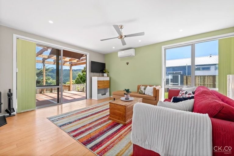 Photo of property in 22 Otonga Heights, Maungaraki, Lower Hutt, 5010