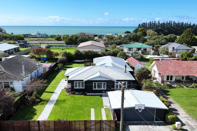 Photo of property in 17 Thackeray Street, Saint Andrews, 7988