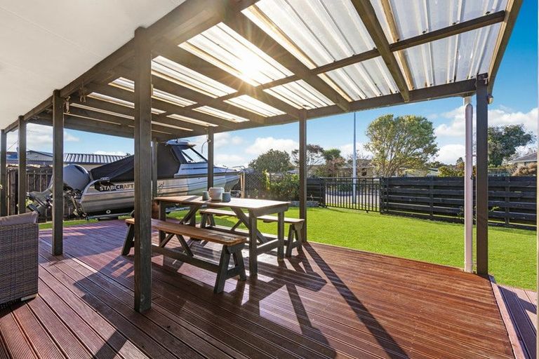 Photo of property in 77 Hamilton Drive, Waiuku, 2123