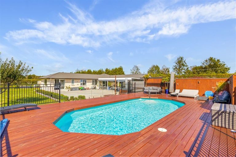 Photo of property in 773 Waitakere Road, Kumeu, 0891