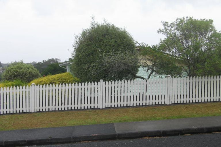 Photo of property in 12 Finn Place, Totara Vale, Auckland, 0629