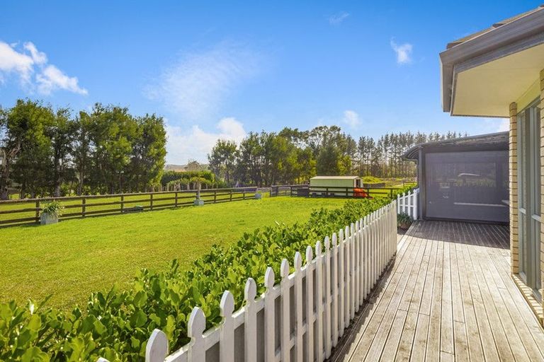 Photo of property in 278 Boord Crescent, Kumeu, 0891