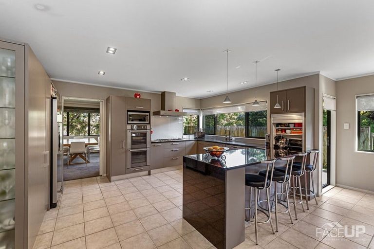 Photo of property in 18 Rosetti Rise, West Harbour, Auckland, 0618