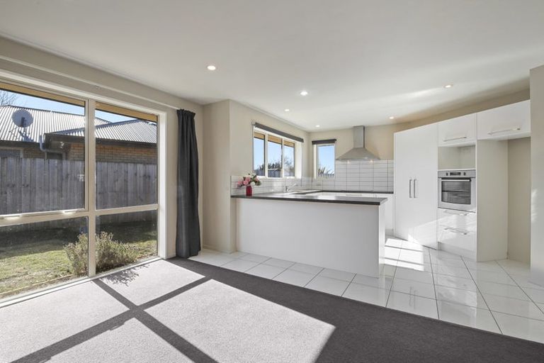 Photo of property in 144d High Street, Oxford, 7430