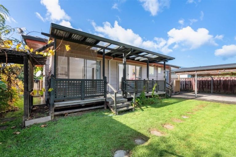 Photo of property in 32 Serwayne Place, Sunnyvale, Auckland, 0612