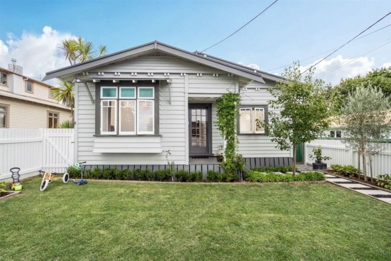 Photo of property in 1/34 Gladstone Road, Northcote, Auckland, 0627