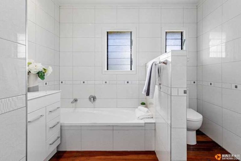 Photo of property in 18 Tirimoana Road, Te Atatu South, Auckland, 0602