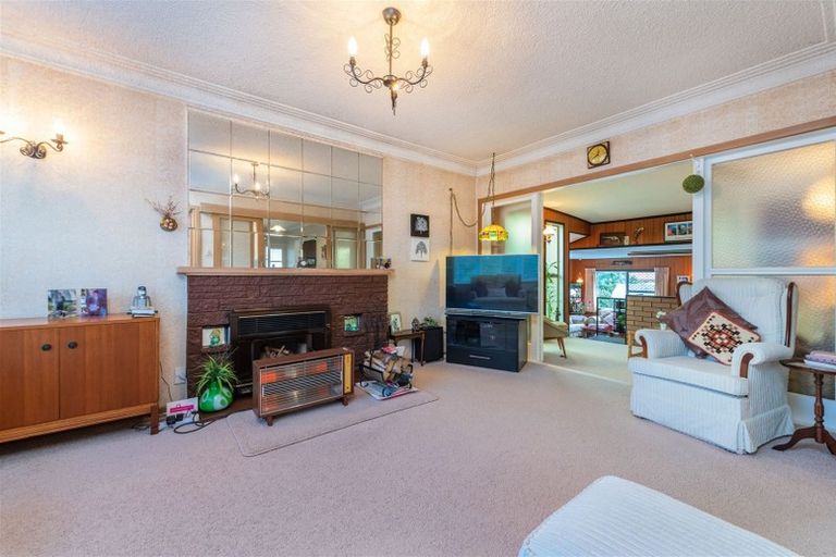 Photo of property in 70 Sylvan Crescent, Te Atatu South, Auckland, 0610