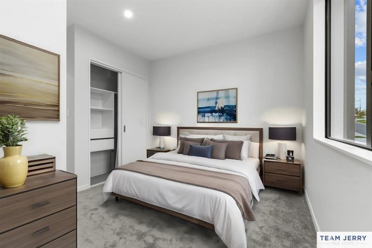 Photo of property in 27 Kuaha Road, Massey, Auckland, 0614