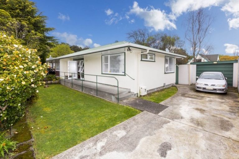 Photo of property in 1/1 Heretaunga Square, Silverstream, Upper Hutt, 5019