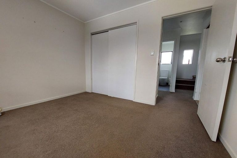 Photo of property in 2/24 Lancaster Road, Beach Haven, Auckland, 0626