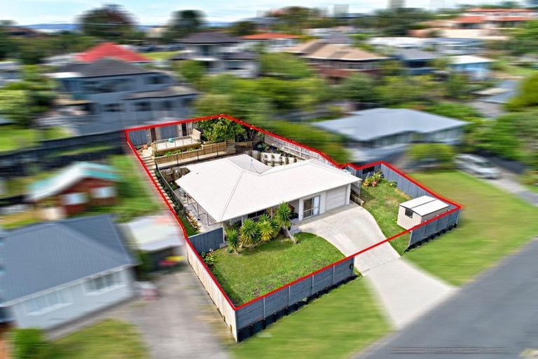 Photo of property in 14 Evelyn Road, Cockle Bay, Auckland, 2014