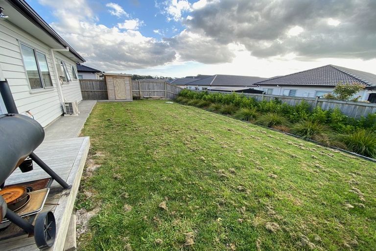 Photo of property in 18 Gilbransen Road, Kumeu, 0810