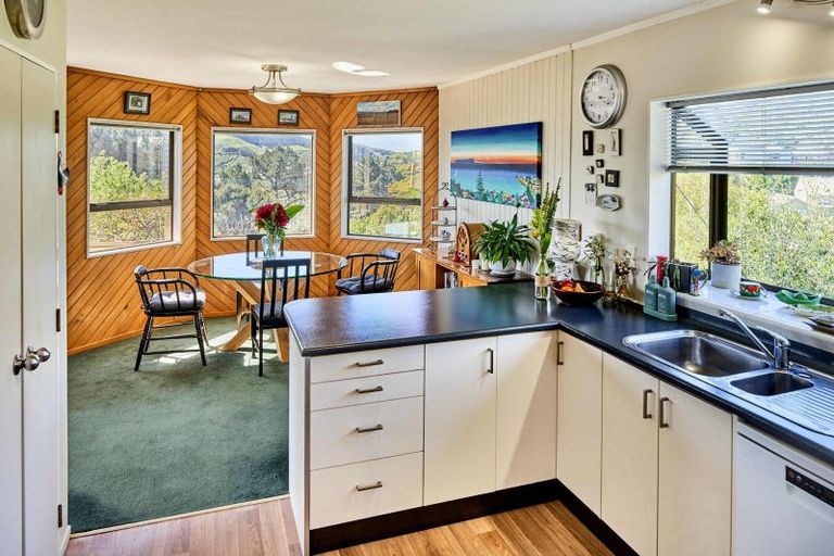 Photo of property in 20 Grays Road, Plimmerton, Porirua, 5026