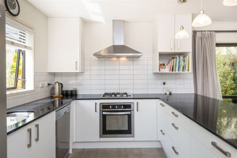 Photo of property in 31 Springvale Drive, Fairview Heights, Auckland, 0632