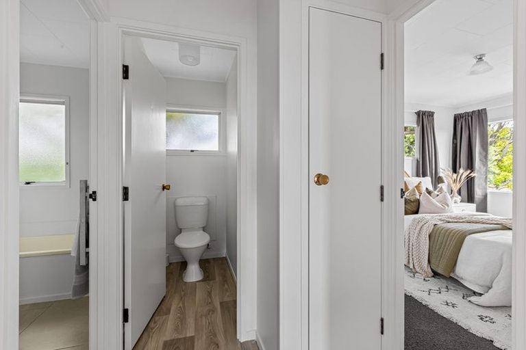 Photo of property in 1/23 Santiago Crescent, Unsworth Heights, Auckland, 0632