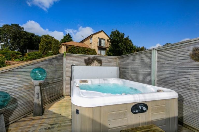 Photo of property in 2 Kittiwake Drive, Schnapper Rock, Auckland, 0632