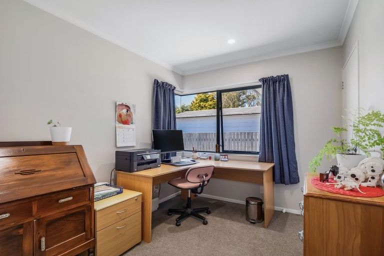 Photo of property in 32 Somerset Crescent, Highbury, Palmerston North, 4412