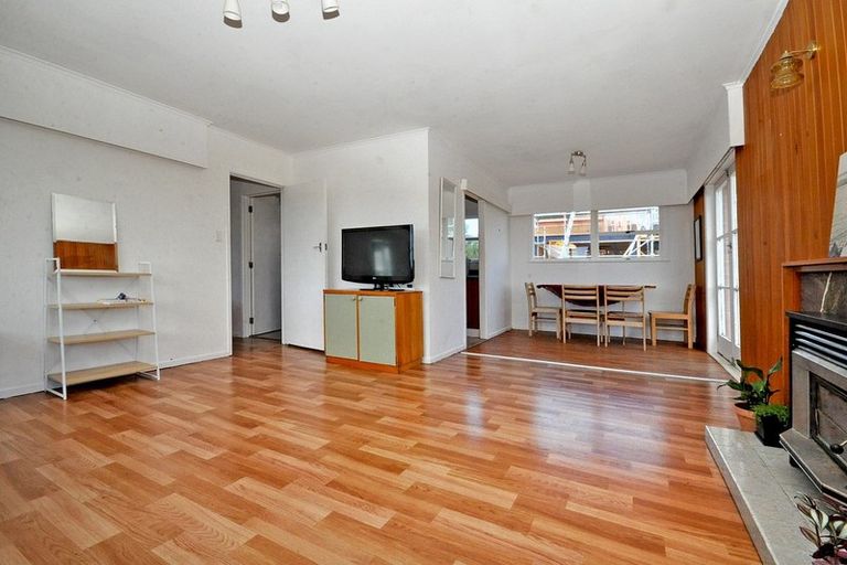 Photo of property in 2/390 Glenfield Road, Glenfield, Auckland, 0629