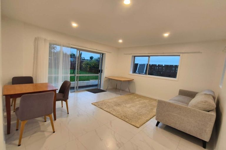Photo of property in 9 Darlington Place, Glendene, Auckland, 0602