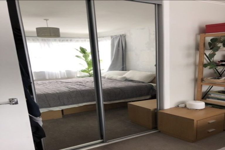 Photo of property in 8 Thuja Street, Green Bay, Auckland, 0604