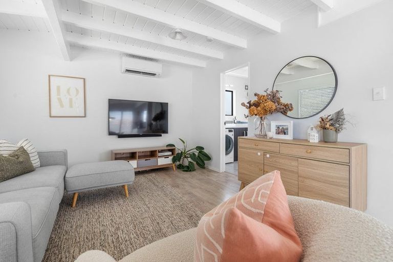 Photo of property in 16b Bay Street, Red Beach, 0932