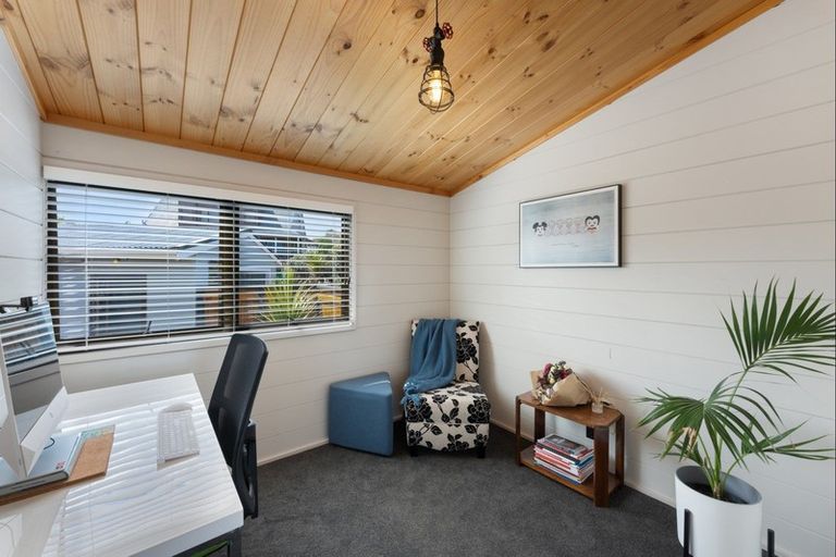 Photo of property in 15 Waiheke Street, Waikanae Beach, Waikanae, 5036