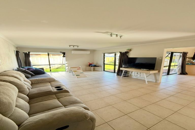 Photo of property in 24 Newbegin Place, Weymouth, Auckland, 2103