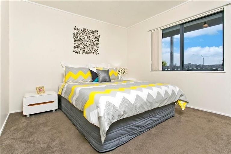 Photo of property in 106 Unsworth Drive, Unsworth Heights, Auckland, 0632