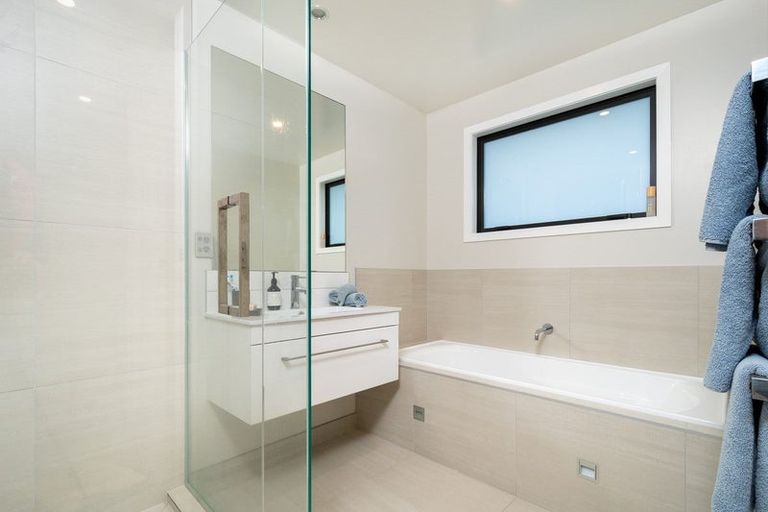 Photo of property in 16 Korako Drive, Kumeu, 0810