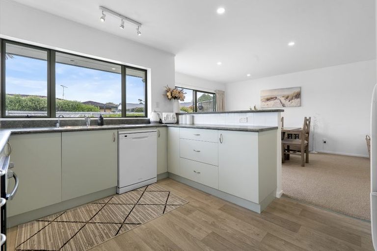 Photo of property in 22 Lakeside Drive, Orewa, 0931