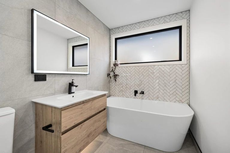 Photo of property in 35 Cheviot Street, Jacks Point, 9371