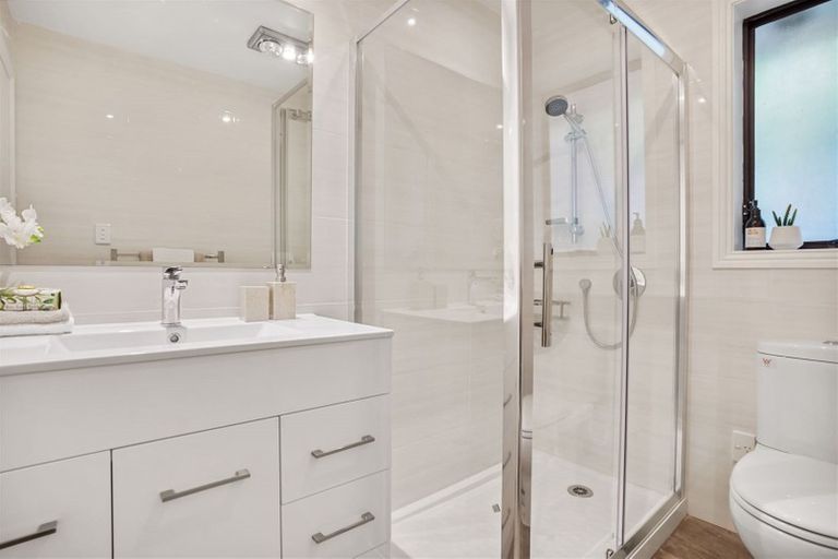 Photo of property in 6 Toi Toi Place, Northcote, Auckland, 0627