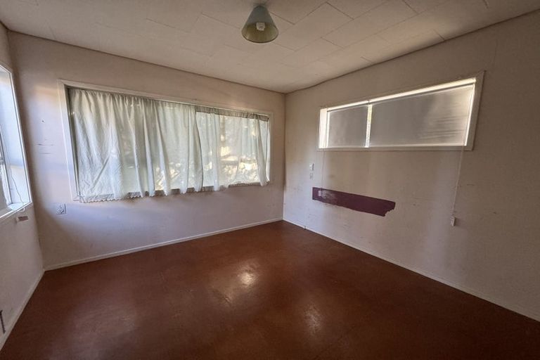 Photo of property in 21 Holdaway Avenue, Northcote, Auckland, 0627