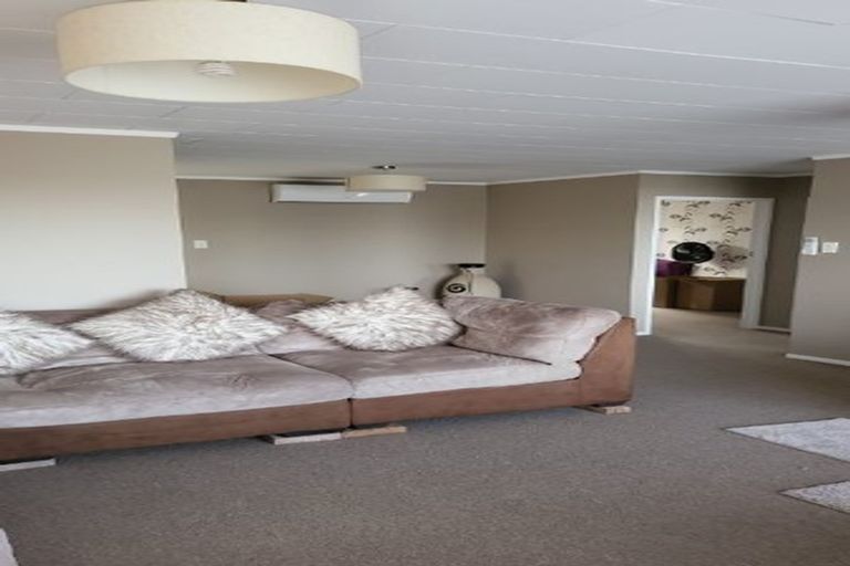 Photo of property in 2 Rehia Road, Massey, Auckland, 0614