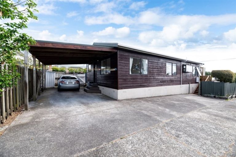 Photo of property in 1/253 Glenfield Road, Hillcrest, Auckland, 0627